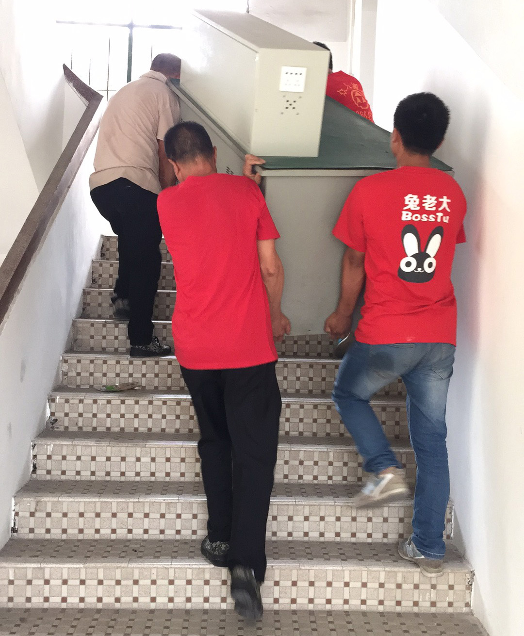 師傅抬實驗儀器上樓