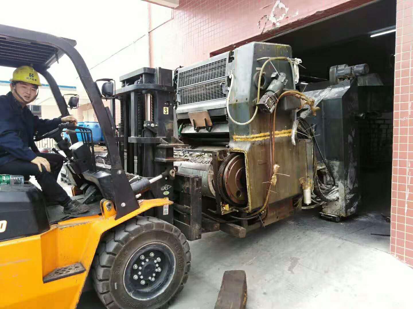 叉車正在作業機器進廠房